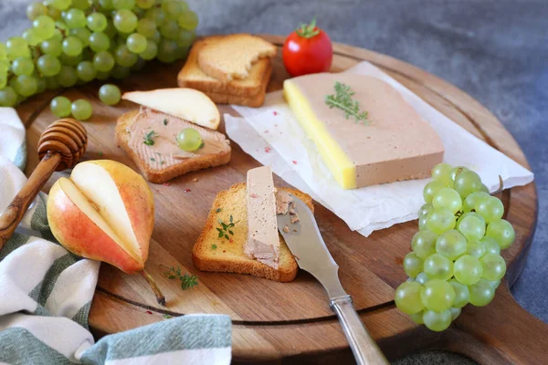 Foie Gras Toast Fruits Grapes Sweet Pears Cutting Board — Stockfoto