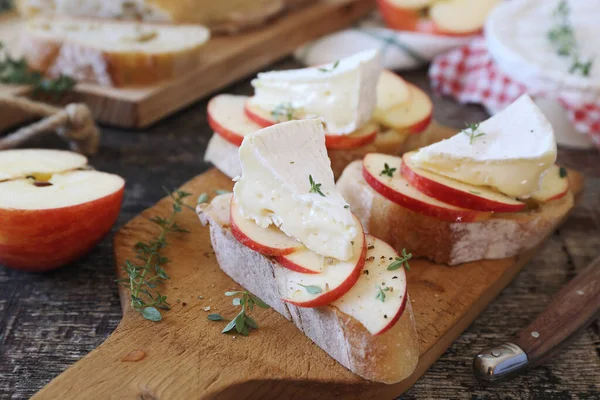 Elma Peynirli Tost Tahta Kesme Tahtasında Sağlıklı Lezzetli Bir Sandviç — Stok fotoğraf