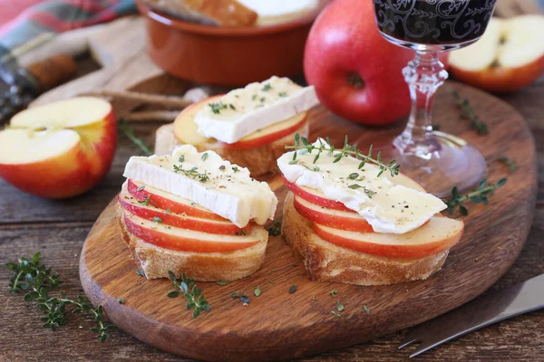 Předkrm Jablka Sýrový Toast Camembert Sklenice Červeného Vína Zdravý Pikantní — Stock fotografie