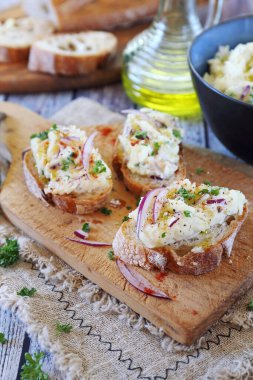 Erdapfelka 'lar. Patates püresi ve soğandan yayılmış Avusturya patatesi. Maydanoz ve zeytinyağı sosu