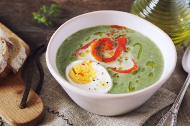 Ispanaklı yeşil bezelye çorbası. Zeytinyağı, kırmızı ızgara dolma biber ve yarım haşlanmış yumurta sosu. Kırsal biçim