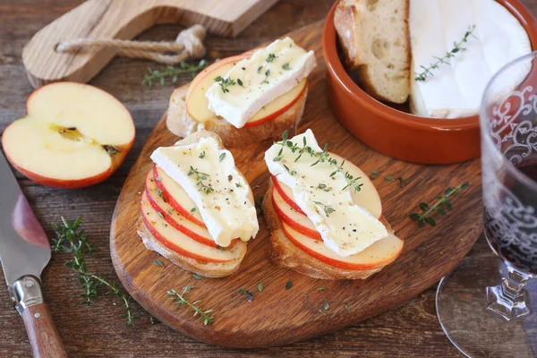 Appetizer Apples Camembert Cheese Bread Toast Glass Red Wine Healthy — Stock Photo, Image