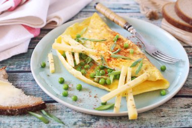 Sert peynirli yeşil bezelye omleti ve kahvaltıda çavdar ekmeği.