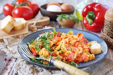 Menmen. Geleneksel Türk Domates ve Biberli Yumurtaları