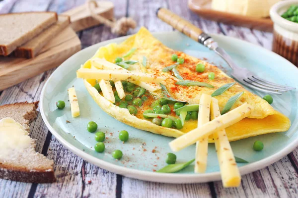 Groene Erwten Omelet Met Harde Kaas Blauwe Plaat Roggebrood Als — Stockfoto