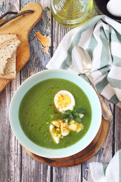 Grüne Erbsensuppe Mit Spinat Olivenöl Sesam Und Halb Gekochtem Eierdressing — Stockfoto