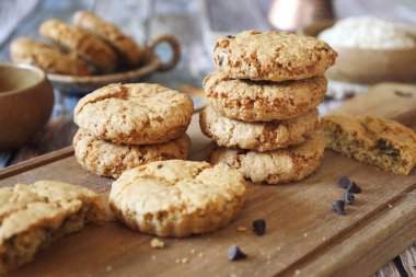 Çikolatalı yulaflı kurabiyeler, kahve molası için kahve ve kahve.