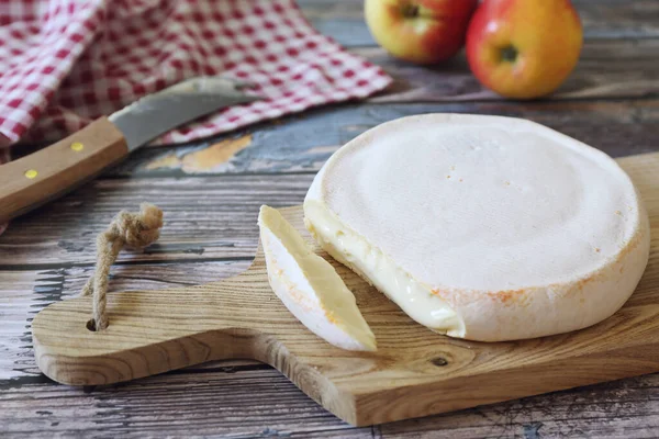 ボード上のフランスのReblochonチーズと2つの赤いリンゴ — ストック写真