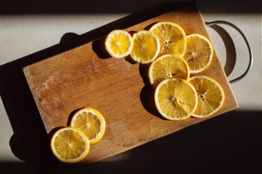 Portakal ahşap tahta üzerinde dilimlenmiş 