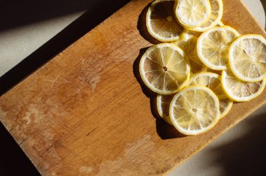 Tahtada dilimlenmiş limon. 