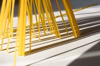 Spagetti güneş ışığı altında Gölgeler ile dikey standları