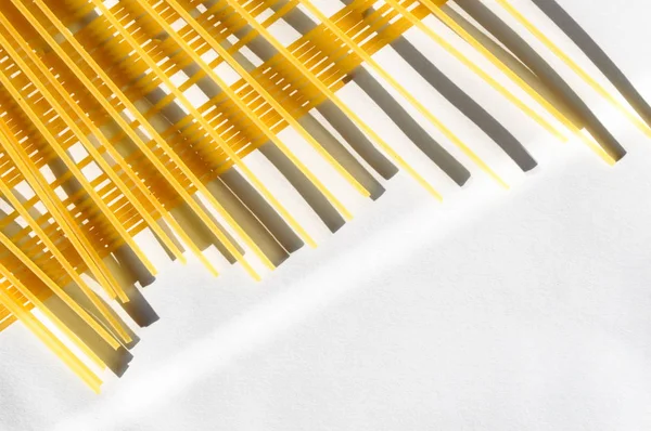 Spaghetti kruiselings patroon op een witte achtergrond in zonlicht — Stockfoto