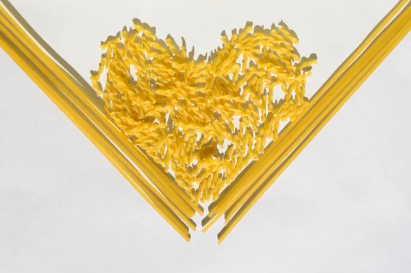 Corazón hecho de espaguetis de pasta y fusilli pequeño — Foto de Stock