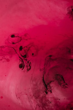 Kırmızı, pembe, siyah, beyaz mürekkep su. Güneş aydınlatma. Dinamik