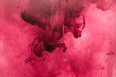Kırmızı, pembe, siyah, beyaz mürekkep su. Güneş aydınlatma. Dinamik