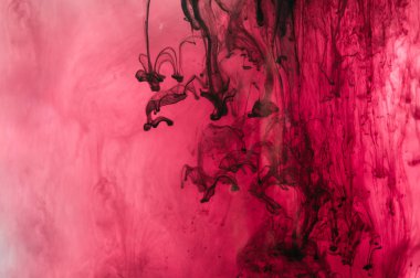 Kırmızı, pembe, siyah, beyaz mürekkep su. Güneş aydınlatma. Dinamik