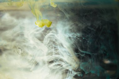 Sarı ve mavi mürekkeple şeffaf su. Güneş aydınlatma. Dyn