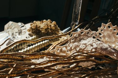 Masanın üzerinde dağınık kuru çay. Güneş ışığı. Noel ve yeni Evet