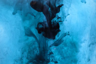 Kırmızı, pembe, siyah, beyaz mürekkep su. Güneş aydınlatma. Dinamik