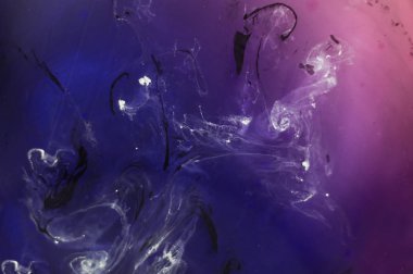 Kırmızı, pembe, siyah, beyaz mürekkep su cam kap içinde. Sunshin