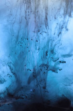 Kırmızı, pembe, siyah, beyaz mürekkep su. Güneş aydınlatma. Dinamik