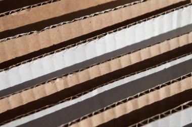 Katmanlı kahverengi karton yan doku. Katlanmış karton kutular.