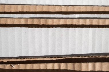 Katmanlı beyaz kahverengi karton yan doku. Katlanmış karton 