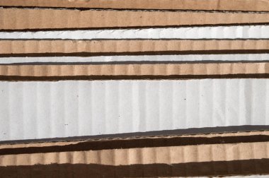 Katmanlı beyaz kahverengi karton yan doku. Katlanmış karton 