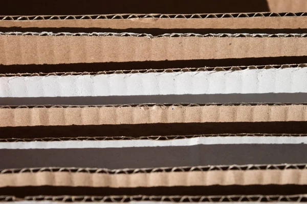 계층화 된 갈색 골 판지 측면의 텍스처입니다. 접힌된 골 판지 상자. — 스톡 사진