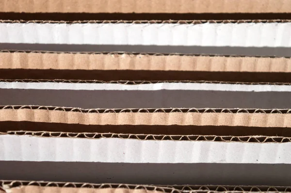 Textura de lado de papelão marrom em camadas. Caixas de papelão dobradas . — Fotografia de Stock
