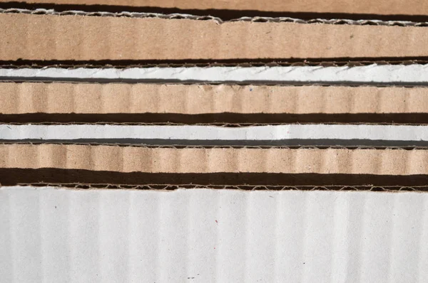 Textura de lado de papelão marrom branco em camadas. Cartão dobrado — Fotografia de Stock