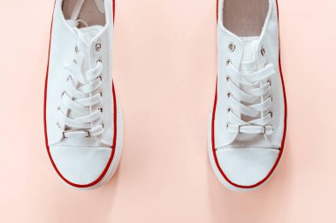 Kremalı şeftali arka planda beyaz şık spor ayakkabılar. Düz yatıyordu