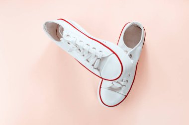 Kremalı şeftali arka planda beyaz şık spor ayakkabılar. Düz yatıyordu