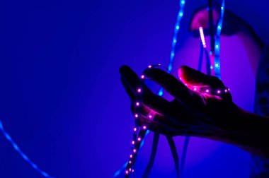 Renkli ışıklar arka planı bulanıklaştırdı. Soyut aydınlatma dokusu.