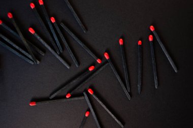 Siyah ahşap, koyu siyah arka planda kızıl saçlılarla eşleşiyor. Yaratıcı düz döşeme, üst görünüm.