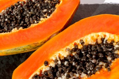 Taze papaya egzotik tropikal meyve arka planı. Güneş günü ışığı aydınlatması. Minimalist yaz düz duvar kâğıdı. Yaratıcı gıda konsepti. Uzay şablonunu kopyala. Kalın renkler