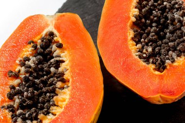 Taze papaya egzotik tropikal meyve arka planı. Güneş günü ışığı aydınlatması. Minimalist yaz düz duvar kâğıdı. Yaratıcı gıda konsepti. Uzay şablonunu kopyala. Kalın renkler