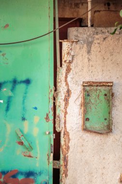Eski duvarda yeşil posta kutusu