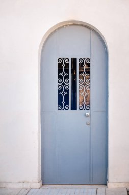 Mavi demir süslü kapı