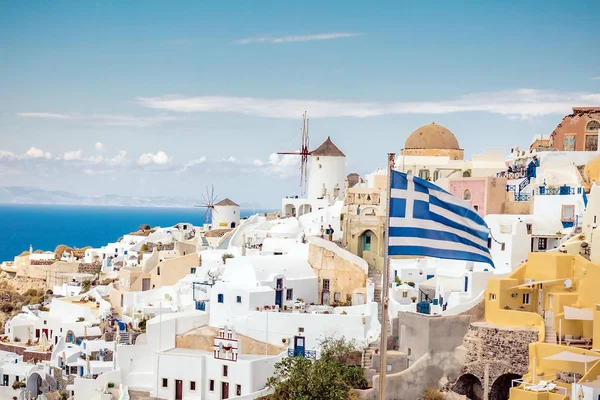 Natursköna Santorini med grekisk flagg — Stockfoto