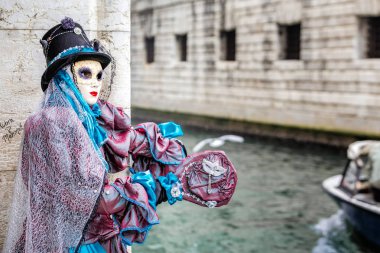 Mavi ve kırmızı carnaval kostüm