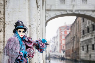 Mavi ve kırmızı carnaval kostüm