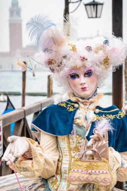 Maskeli coquette kız