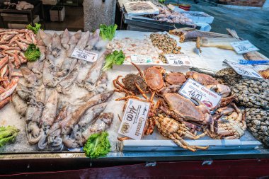 Pazar deniz ürünleri standı
