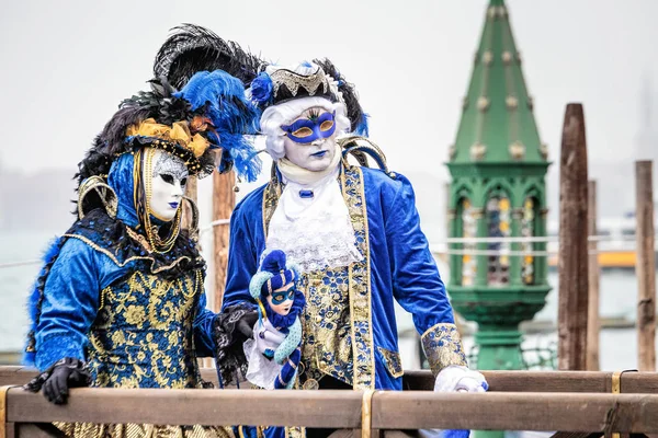 Venice Itália Fevereiro Máscara Carnaval Preta Com Chapéu Penas Compridas — Fotografia de Stock