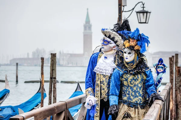 Venice Itália Fevereiro Máscara Carnaval Preta Com Chapéu Penas Compridas — Fotografia de Stock