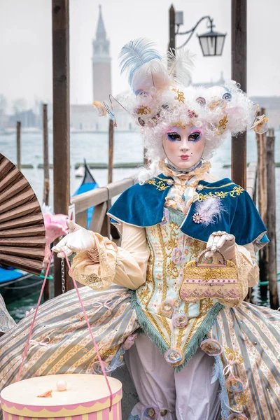 Maskeli fingirdek kız