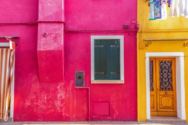 Kırmızı ve sarı duvar 