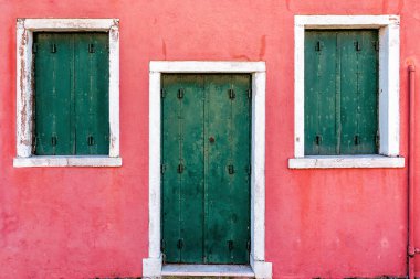 Paramparça pencere ve kapı