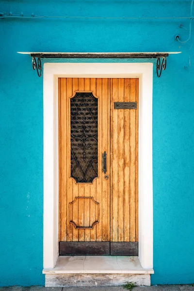 Drzwi na niebieską ścianą — Zdjęcie stockowe